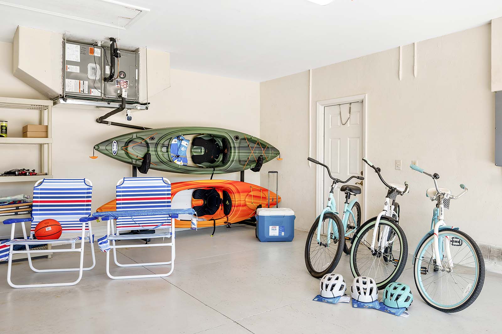 Beheizter Pool mit großer Terrasse in zentraler Lage.