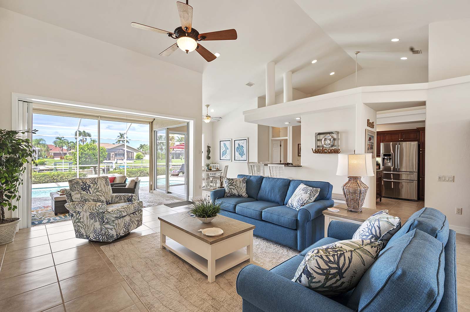 Beheizter Pool mit großzügiger Terrasse in zentraler Lage.