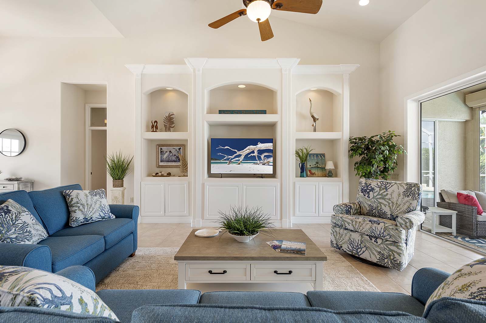 Beheizter Pool mit großer Terrasse in zentraler Lage.