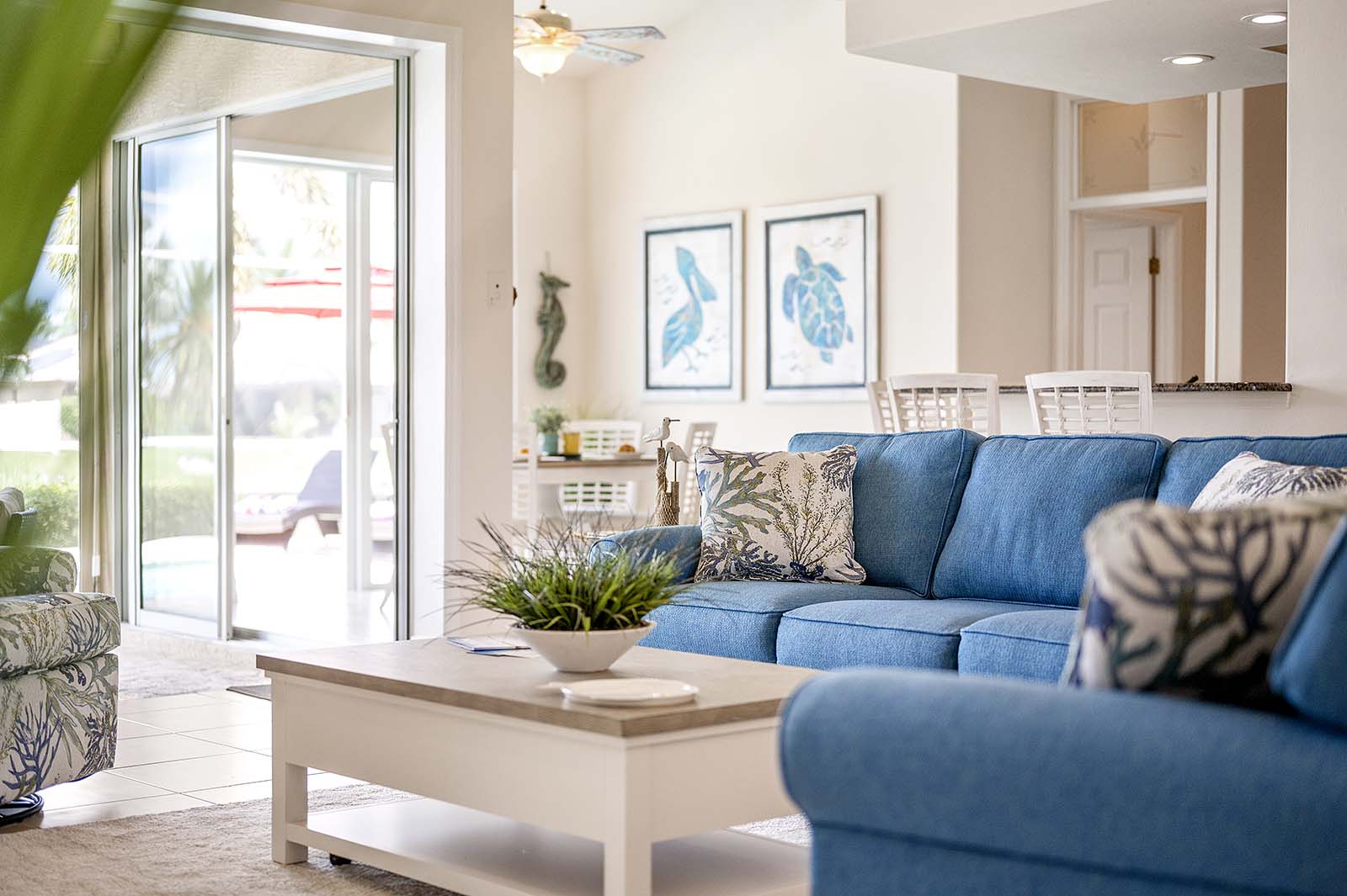 Beheizter Pool mit großer Terrasse in zentraler Lage.