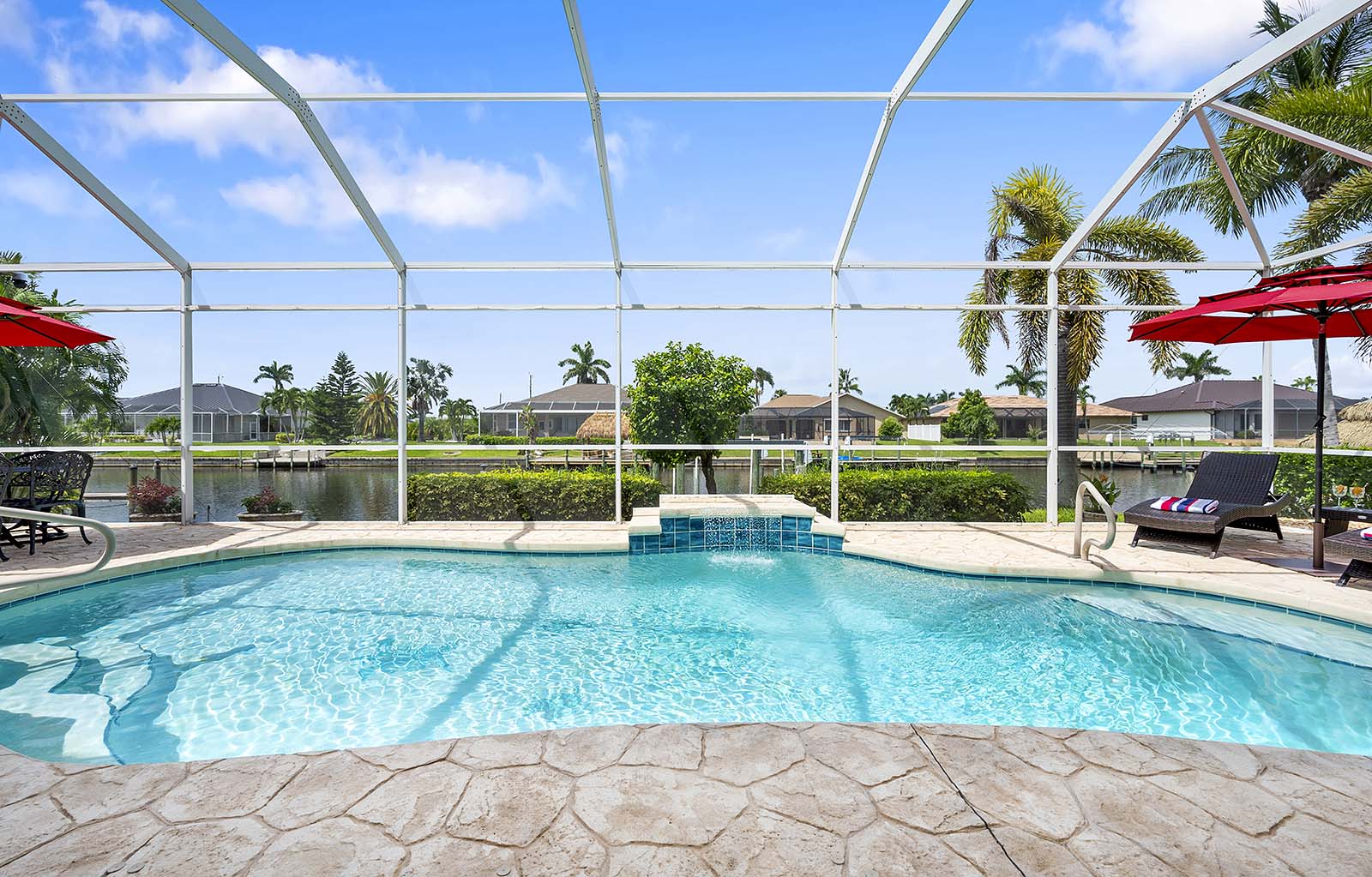 Beheizter Pool mit großer Terrasse in zentraler Lage.