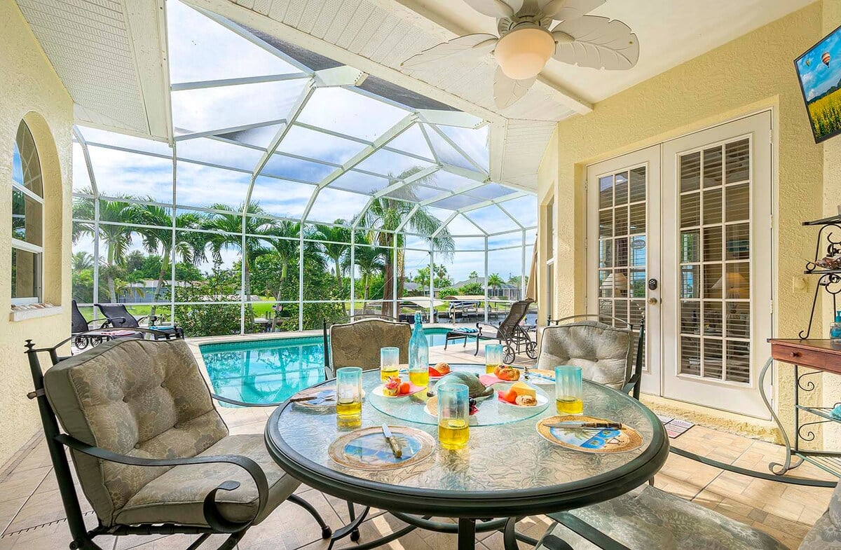 Beheizter Pool mit Sonnenliegen auf der Lanai am Kanal.