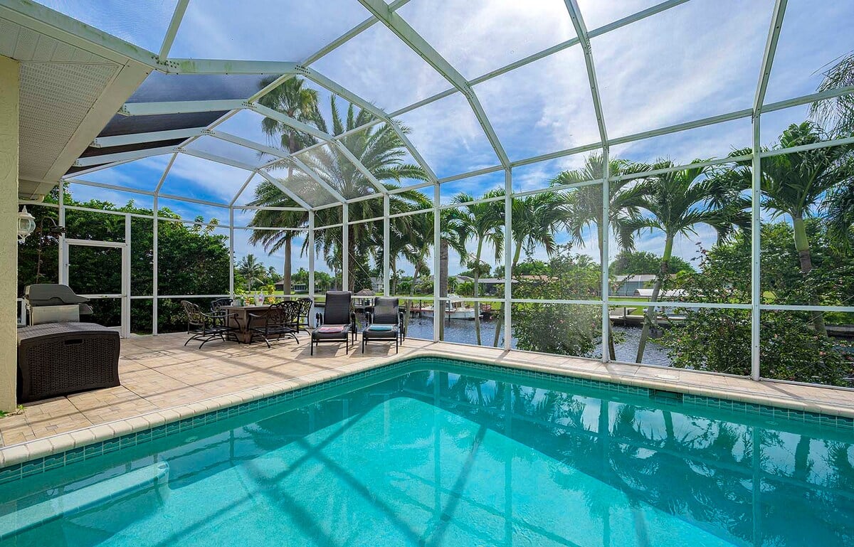 Beheizter Pool mit Sonnenliegen auf der Lanai am Kanal.