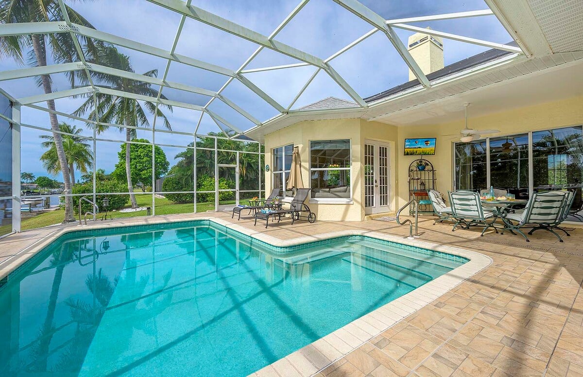 Beheizter Pool mit Sonnenliegen auf der Lanai am Kanal.