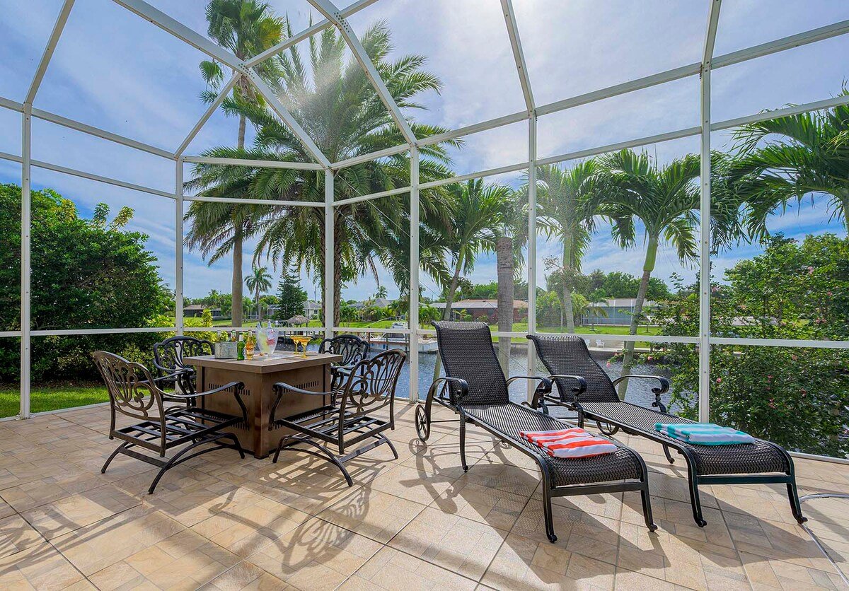 Beheizter Pool mit Sonnenliegen auf der Lanai am Kanal.