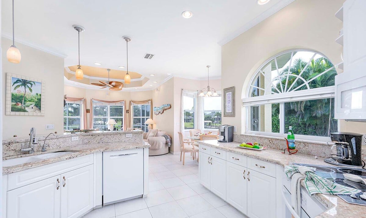 Beheizter Pool mit Sonnenliegen auf der Lanai am Kanal.