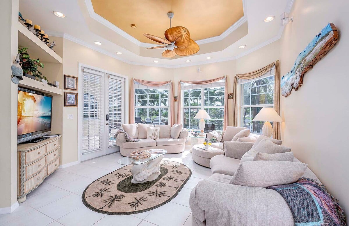 Beheizter Pool mit Sonnenterrasse und Blick auf den Kanal.