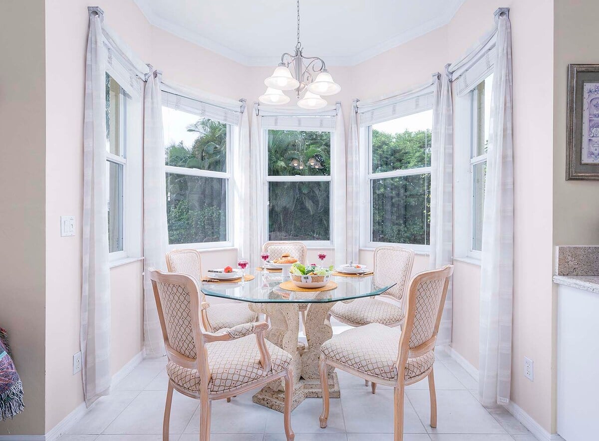 Beheizter Pool mit großer Sonnenterrasse und Blick auf den Kanal.