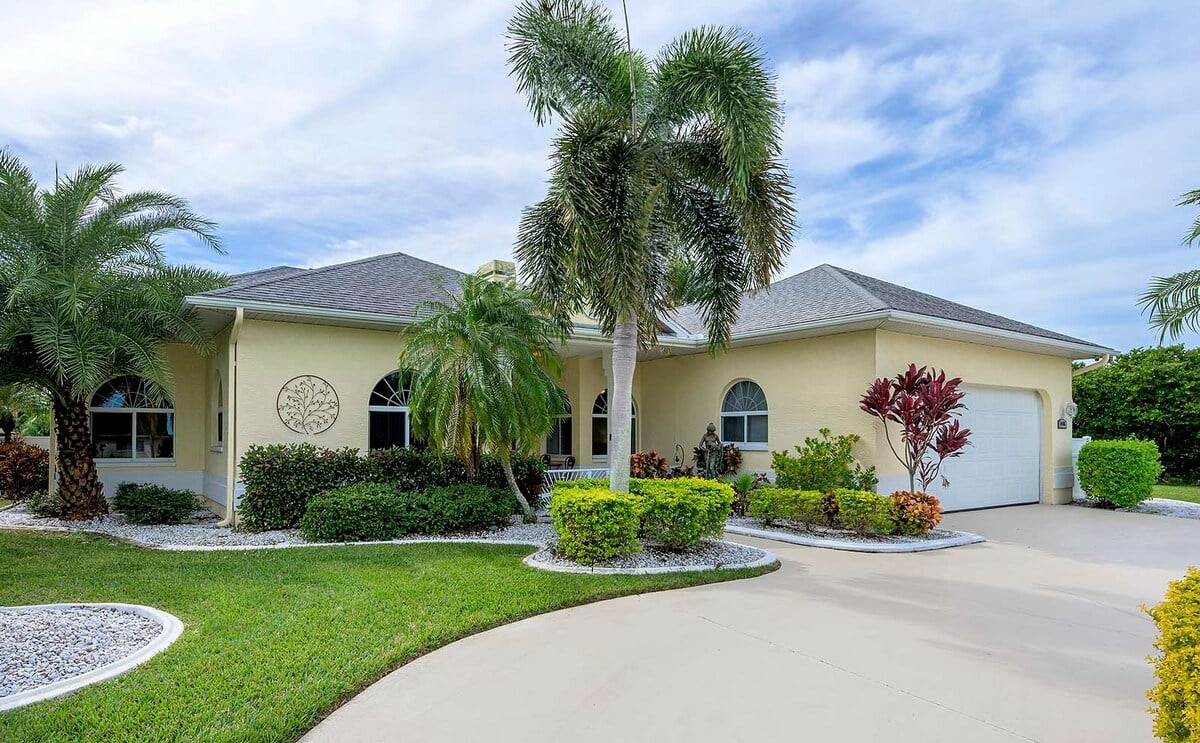 Beheizter Pool mit Sonnenliegen auf der Lanai am Kanal.