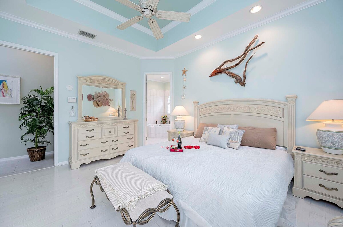 Beheizter Pool mit Sonnenliegen auf der Lanai am Kanal.