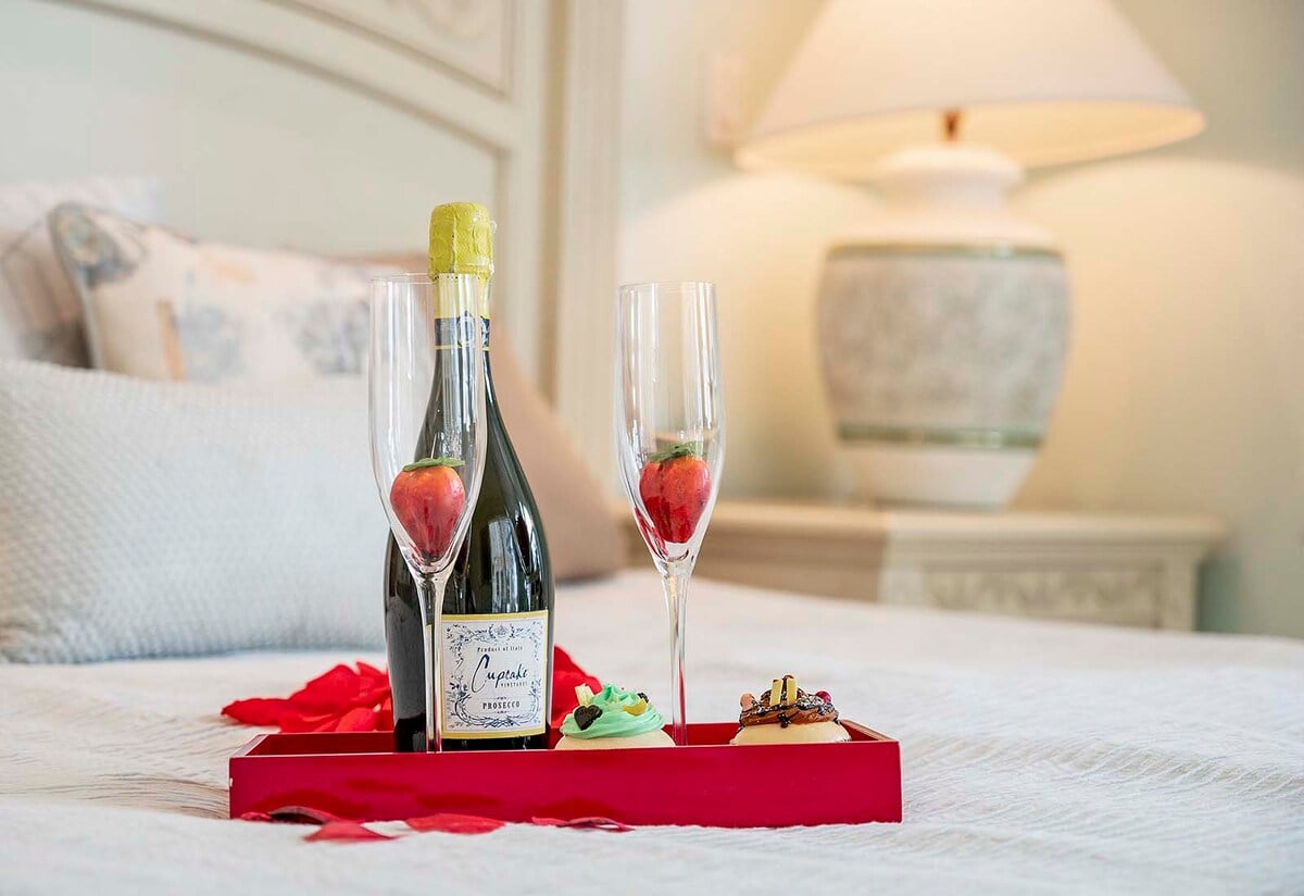 Beheizter Pool mit Sonnenliegen auf der Terrasse am Kanal.