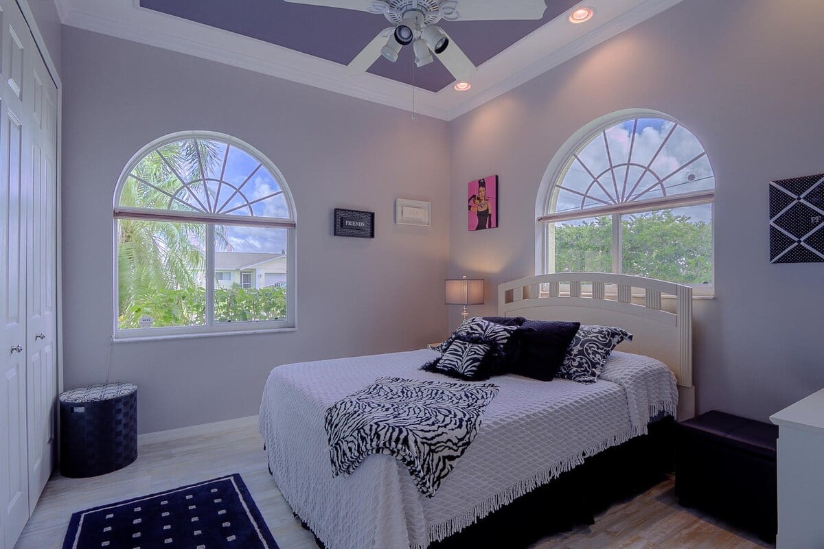 Beheizter Pool mit Sonnenliegen auf der Terrasse am Kanal.