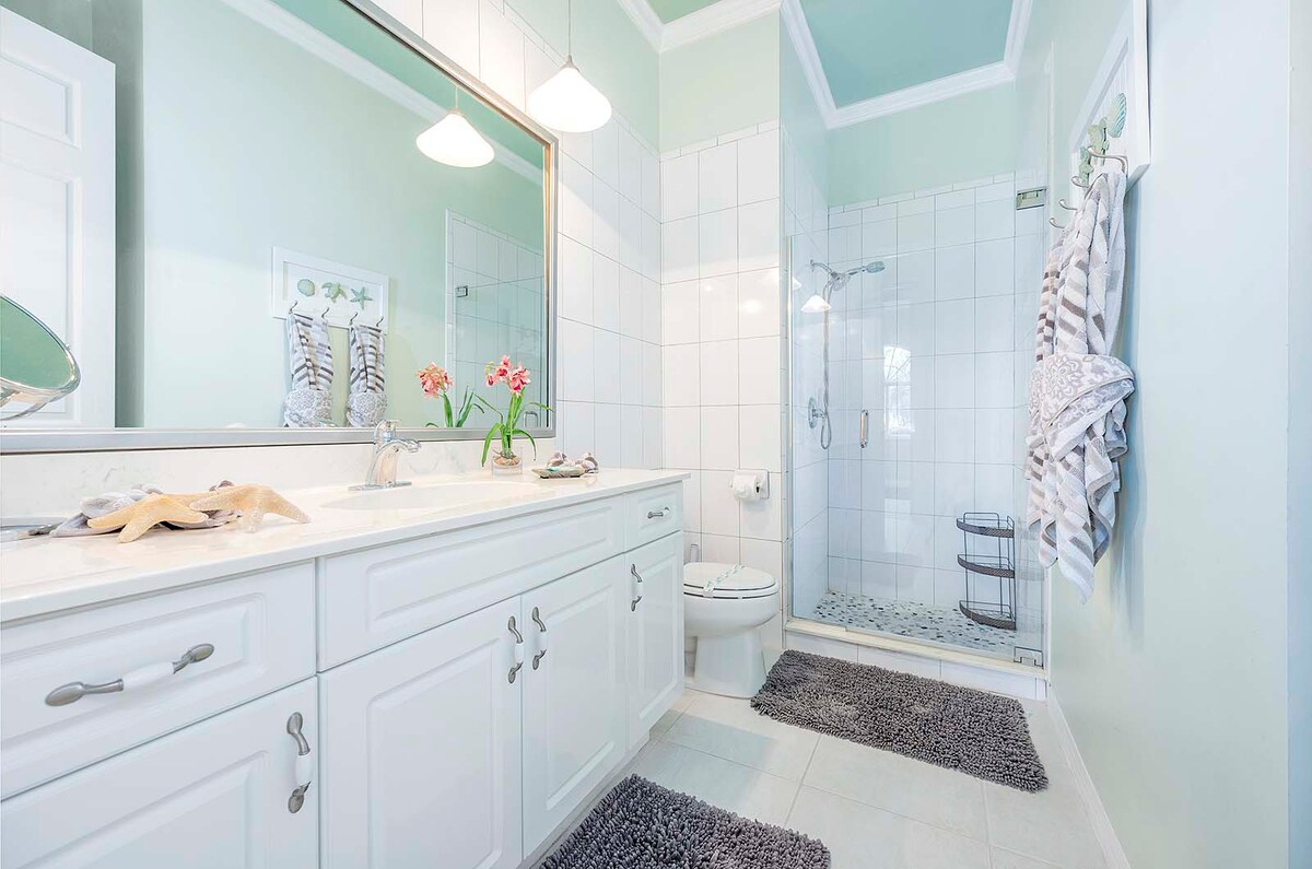 Beheizter Pool mit Sonnenliegen auf der Lanai am Kanal.