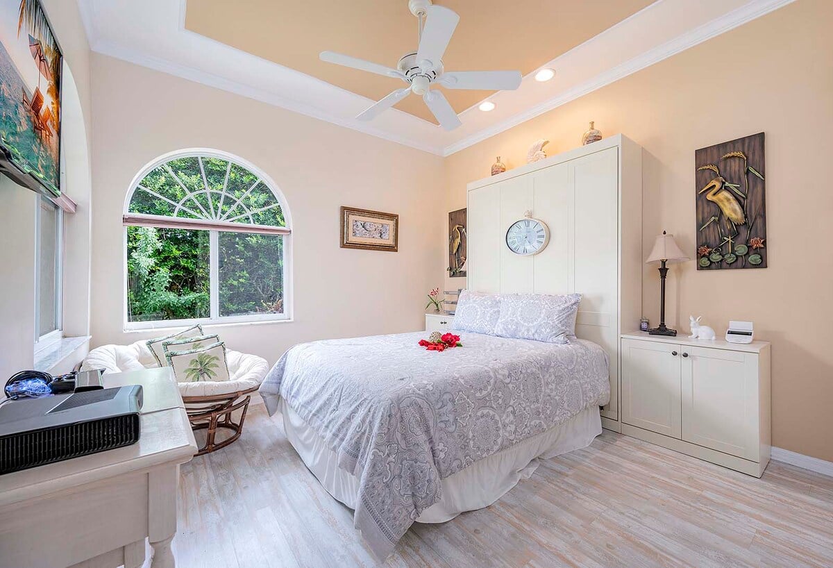 Billardtisch im Freizeitraum.