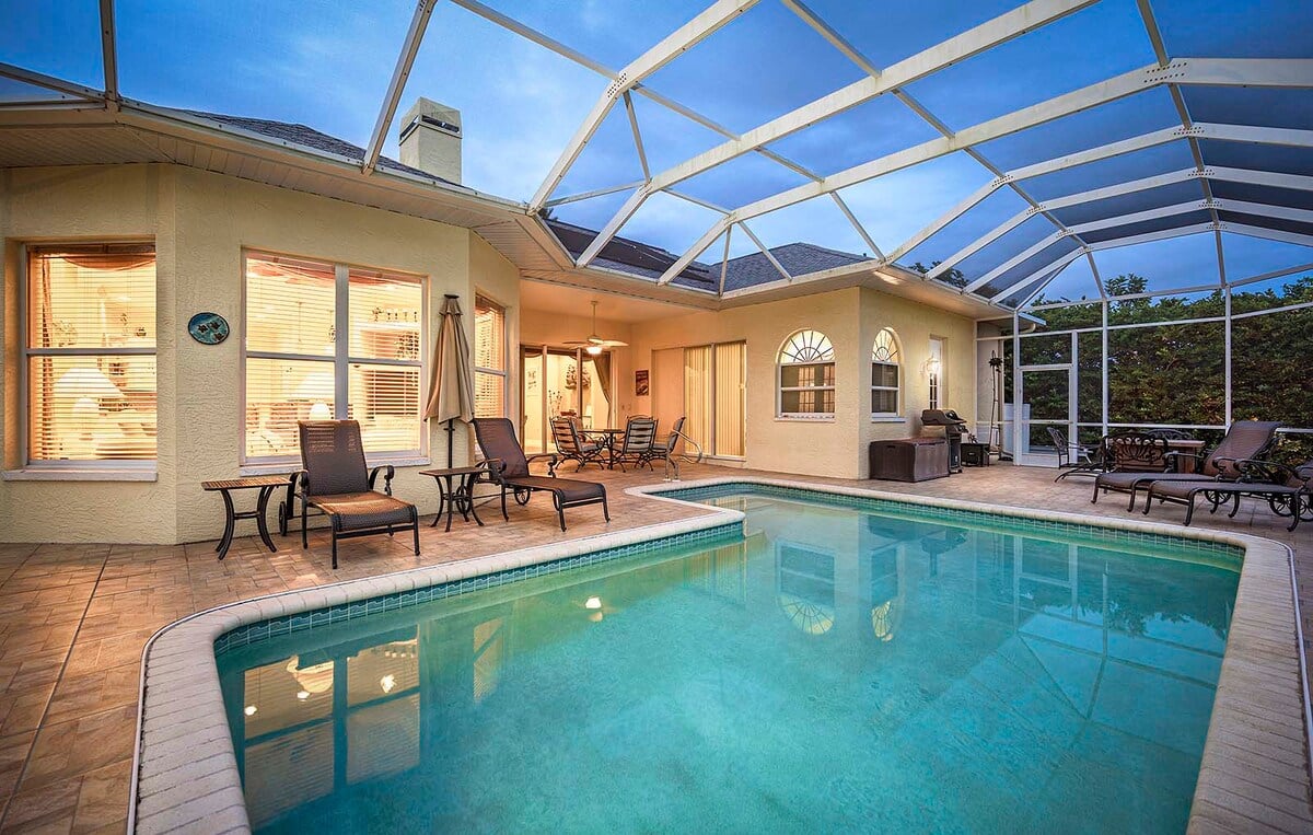 Beheizter Pool mit Sonnenliegen auf der Lanai am Kanal.