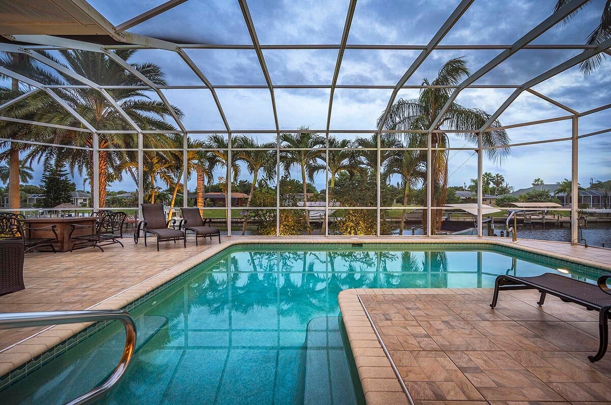 Beheizter Pool mit Sonnenliegen auf der Lanai am Kanal.