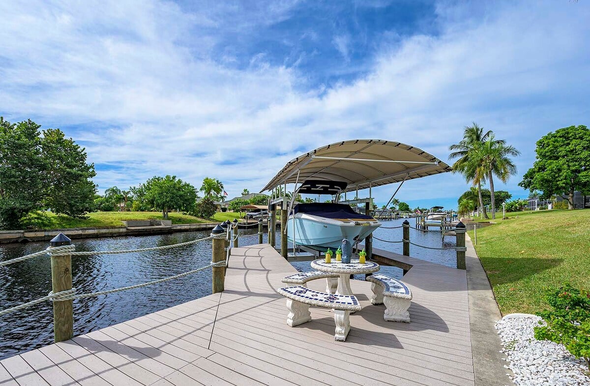 Beheizter Pool mit Sonnenliegen auf der Lanai am Kanal.