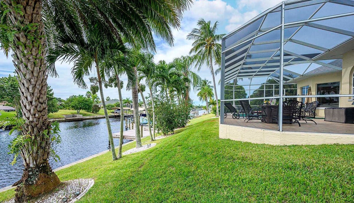 Beheizter Pool mit Sonnenliegen auf der Lanai am Kanal.