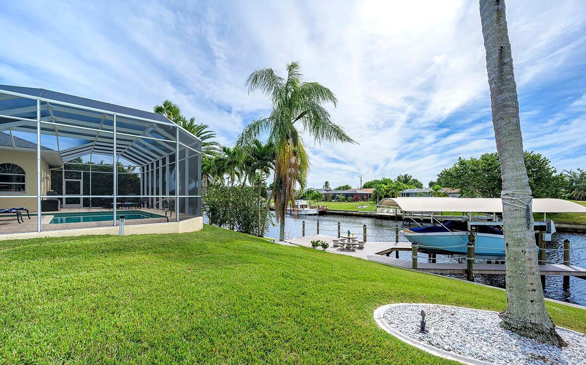 Beheizter Pool auf der sonnigen Lanai mit Blick auf den Kanal und privatem Dock.