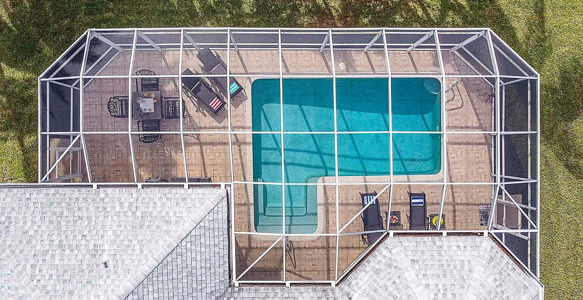 Beheizter Pool mit Sonnenliegen auf der Lanai am Kanal.