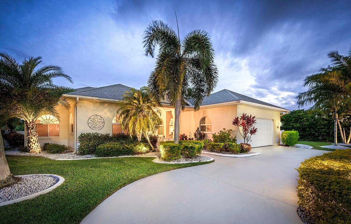Beheizter Pool auf der Lanai mit Sonnenliegen und Blick auf den Kanal.
