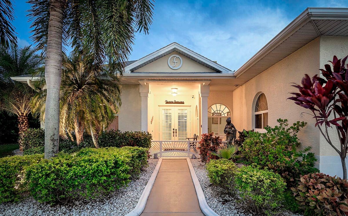 Blick auf Kanal mit privatem Dock und Poolterrasse in Südlage.