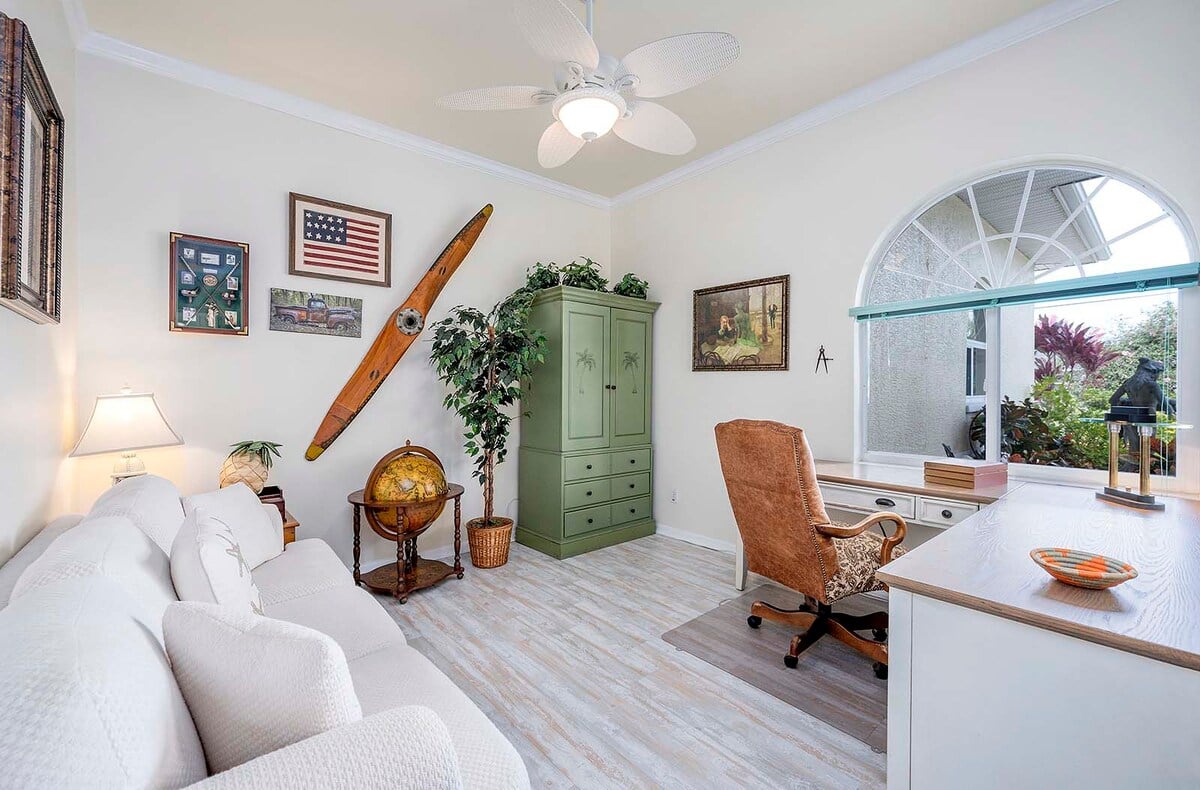 Beheizter Pool mit Sonnenliegen auf der Lanai am Kanal.