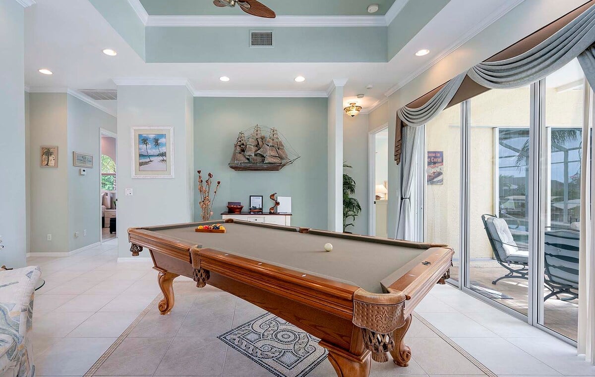 Beheizter Pool mit Sonnenliegen auf der Lanai am Kanal.