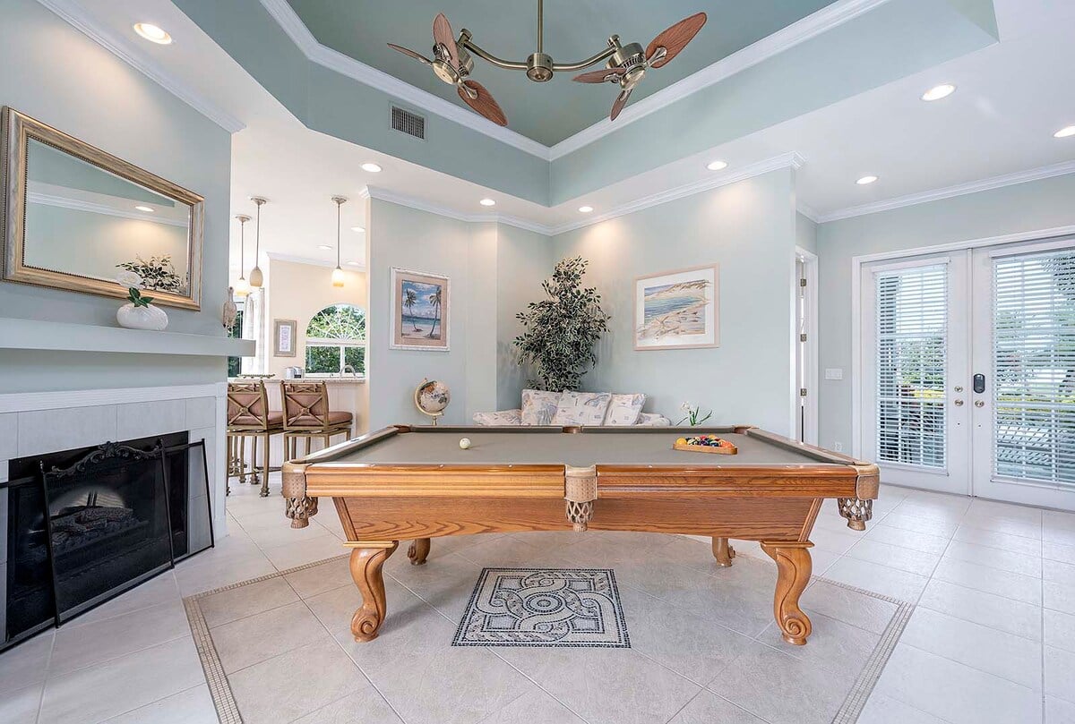 Beheizter Pool mit Sonnenliegen auf der Lanai am Kanal.