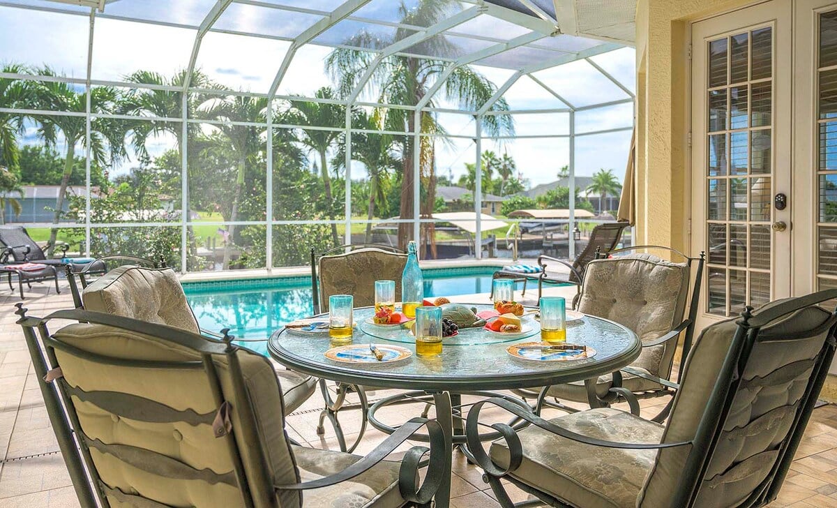 Beheizter Pool mit Sonnenliegen auf der Lanai am Kanal.