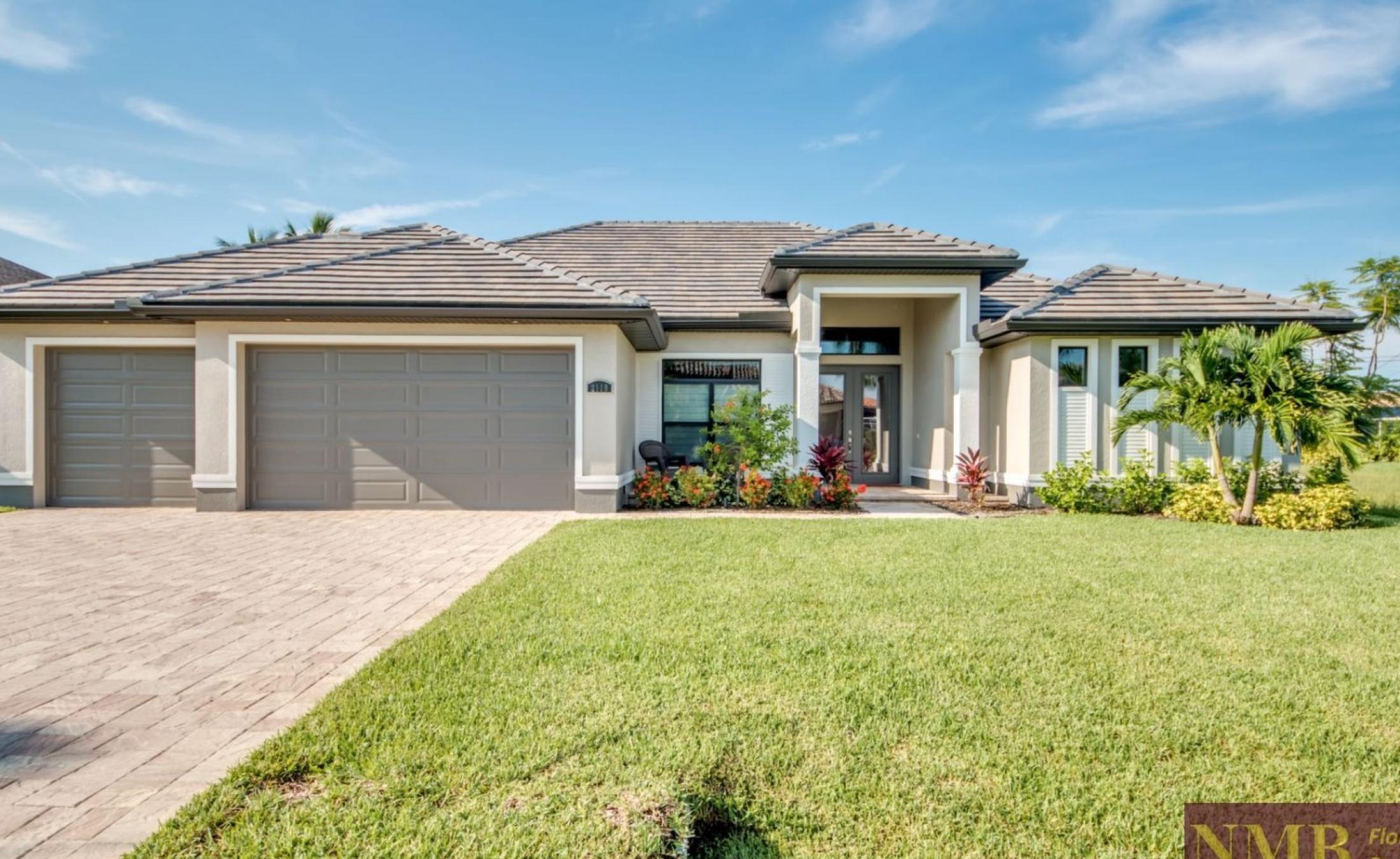 Moderne Villa mit beheiztem Pool und Spa in sonniger Südausrichtung.