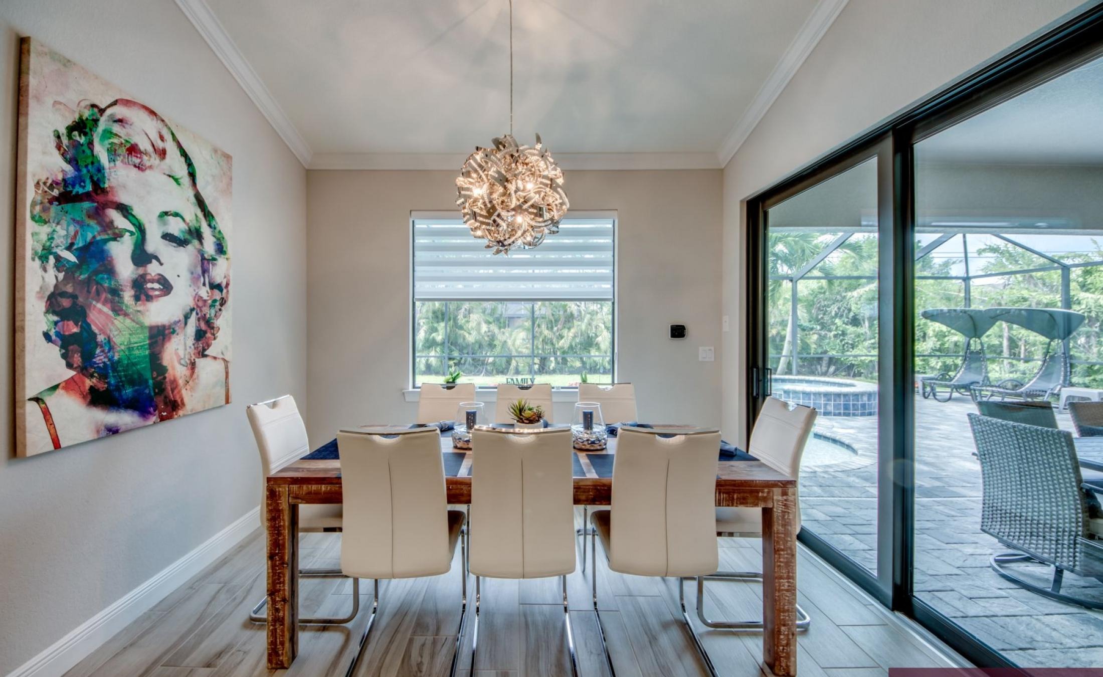 Südlich ausgerichteter, elektrisch beheizter Pool mit Spa im Außenbereich.