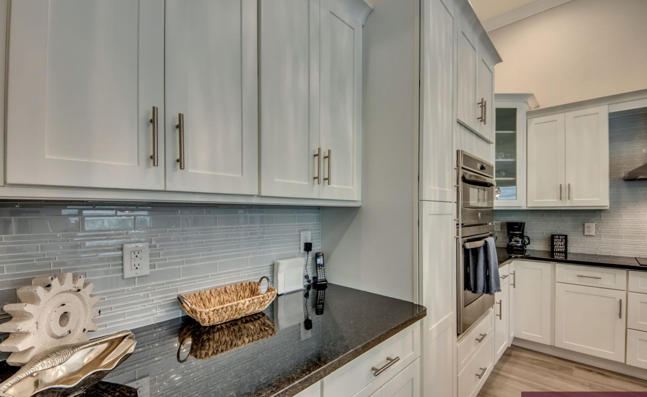 Südlich ausgerichteter, beheizter Pool mit Spa im Außenbereich der Villa.