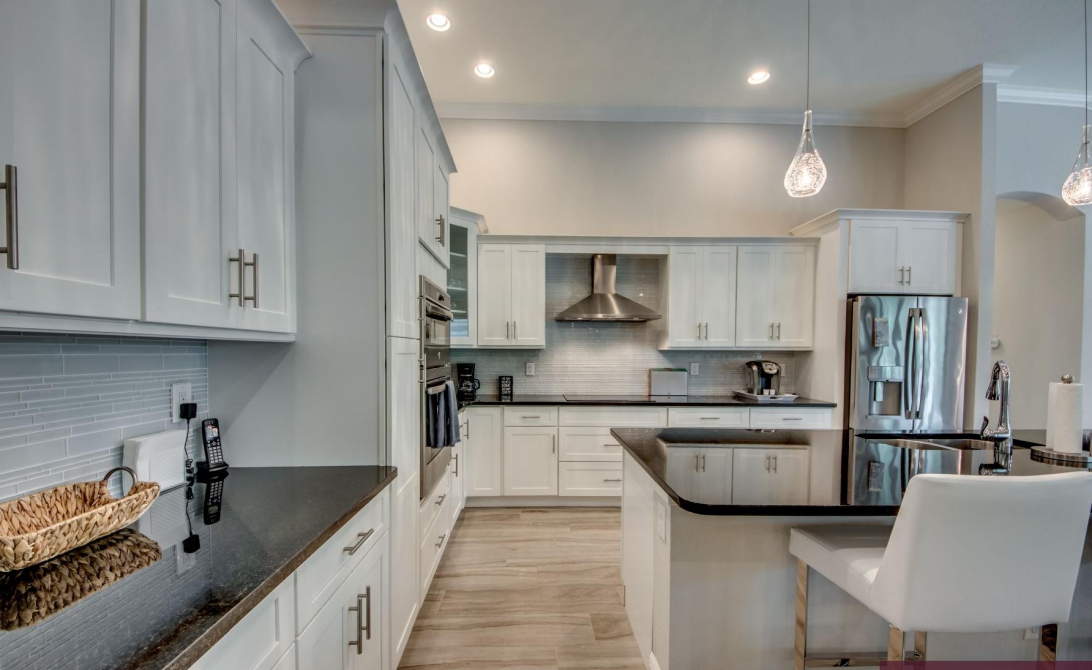 Südlich ausgerichteter, beheizter Pool mit Spa im Außenbereich.