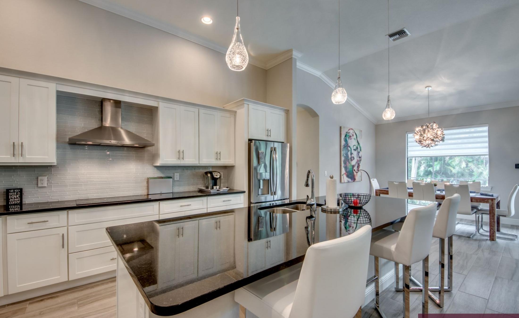 Elektrisch beheizter Pool mit Spa und Sonnenbereich im Außenbereich.