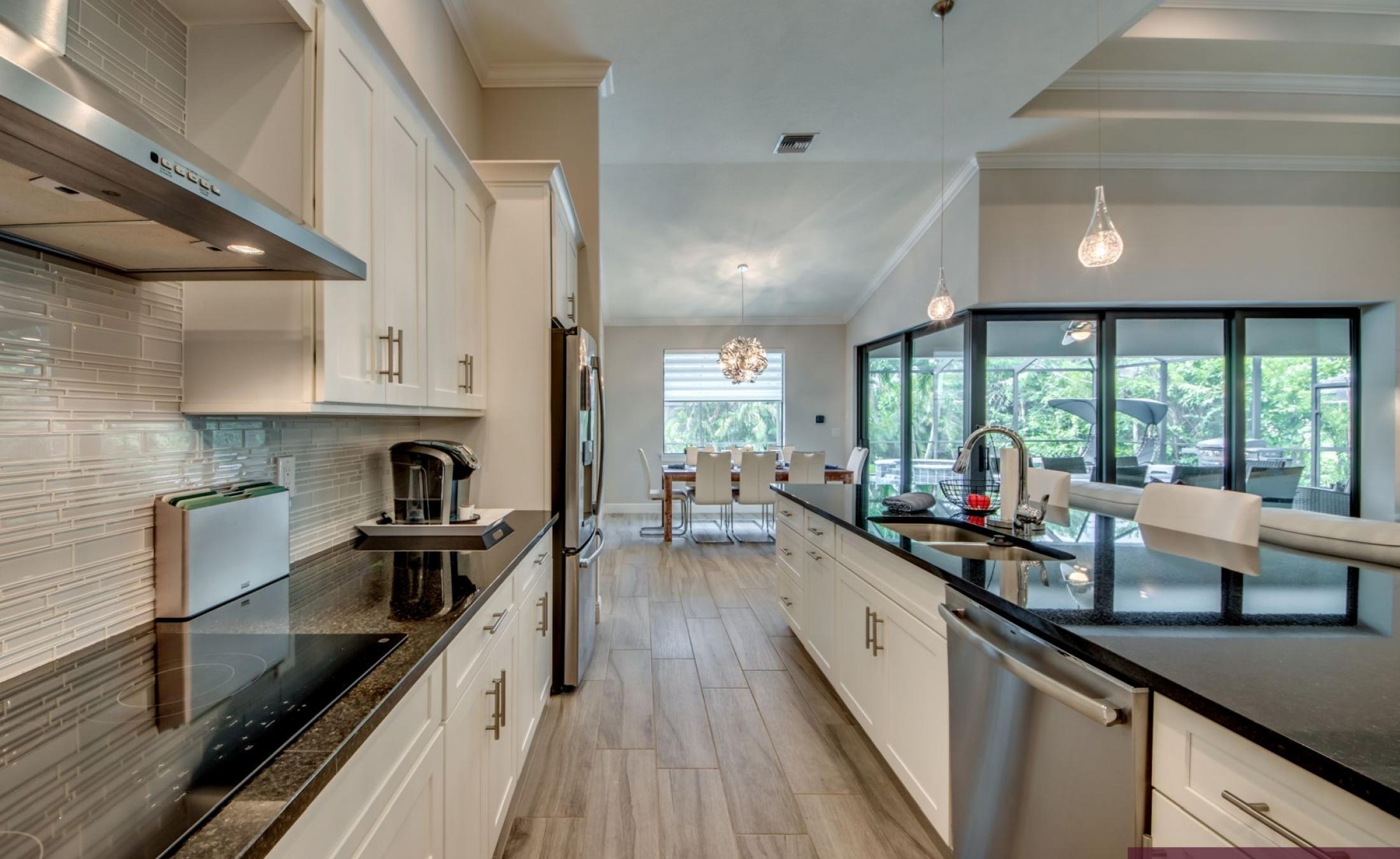 Südlich ausgerichteter Poolbereich mit beheiztem Pool und Spa.