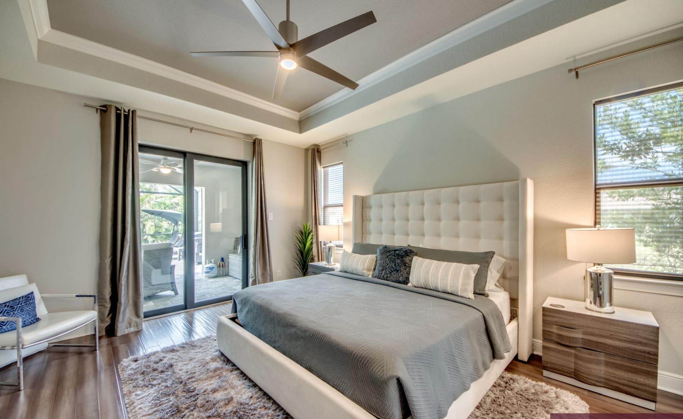 Südlich ausgerichteter Poolbereich mit beheiztem Pool und Spa.