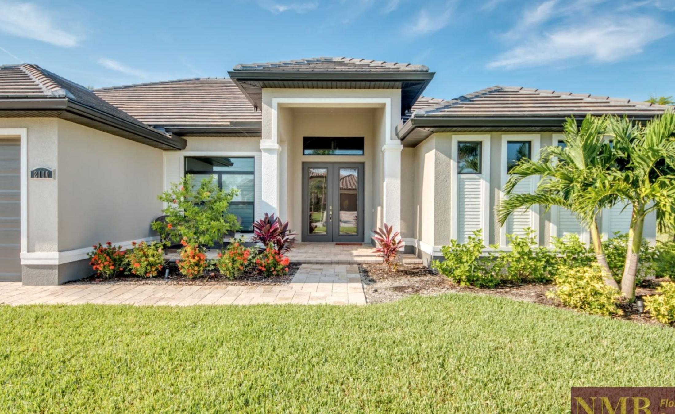 Moderner Poolbereich mit beheiztem Pool und Spa in südlicher Ausrichtung.