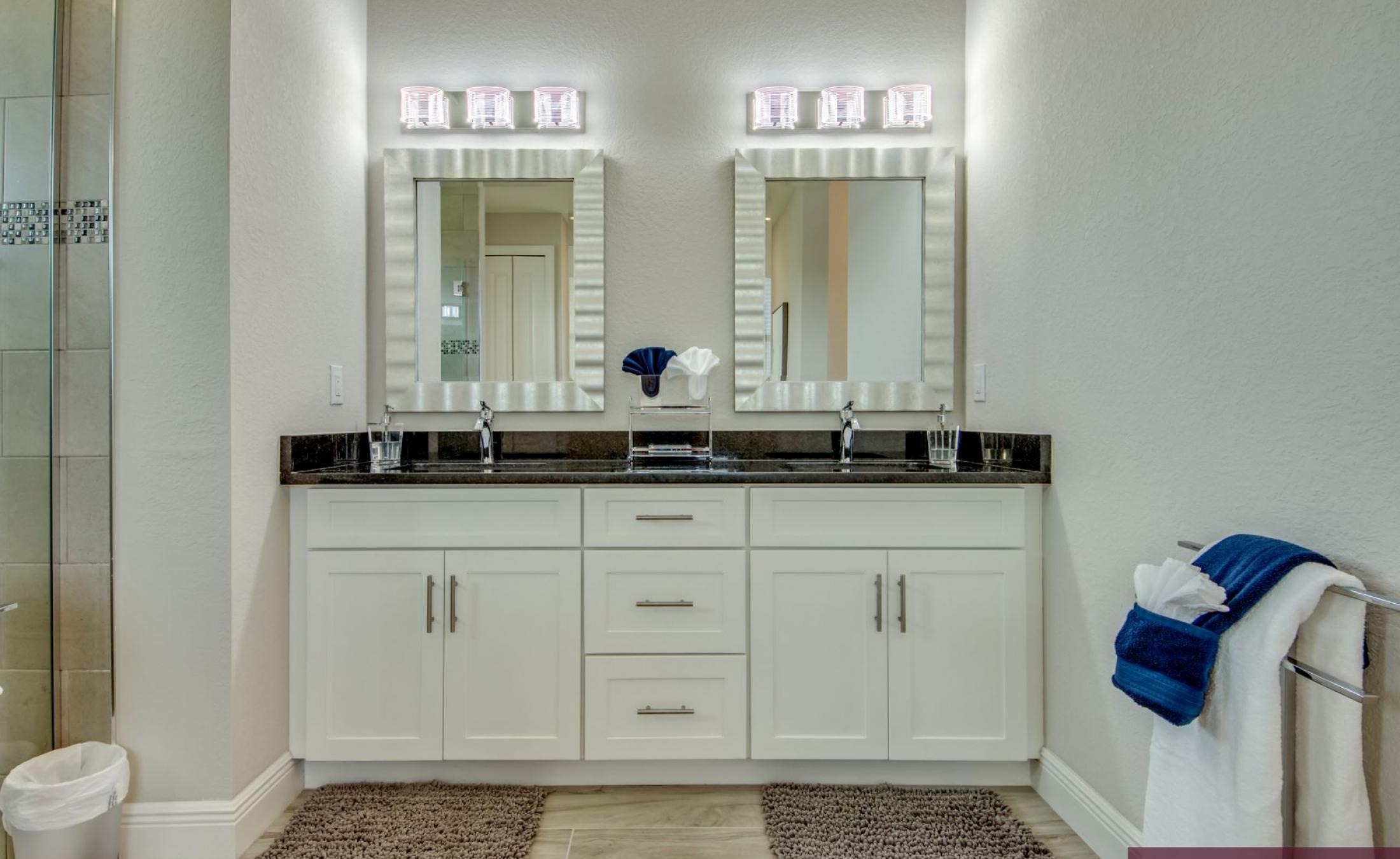 Südlich ausgerichteter, beheizter Pool mit Spa im Außenbereich.