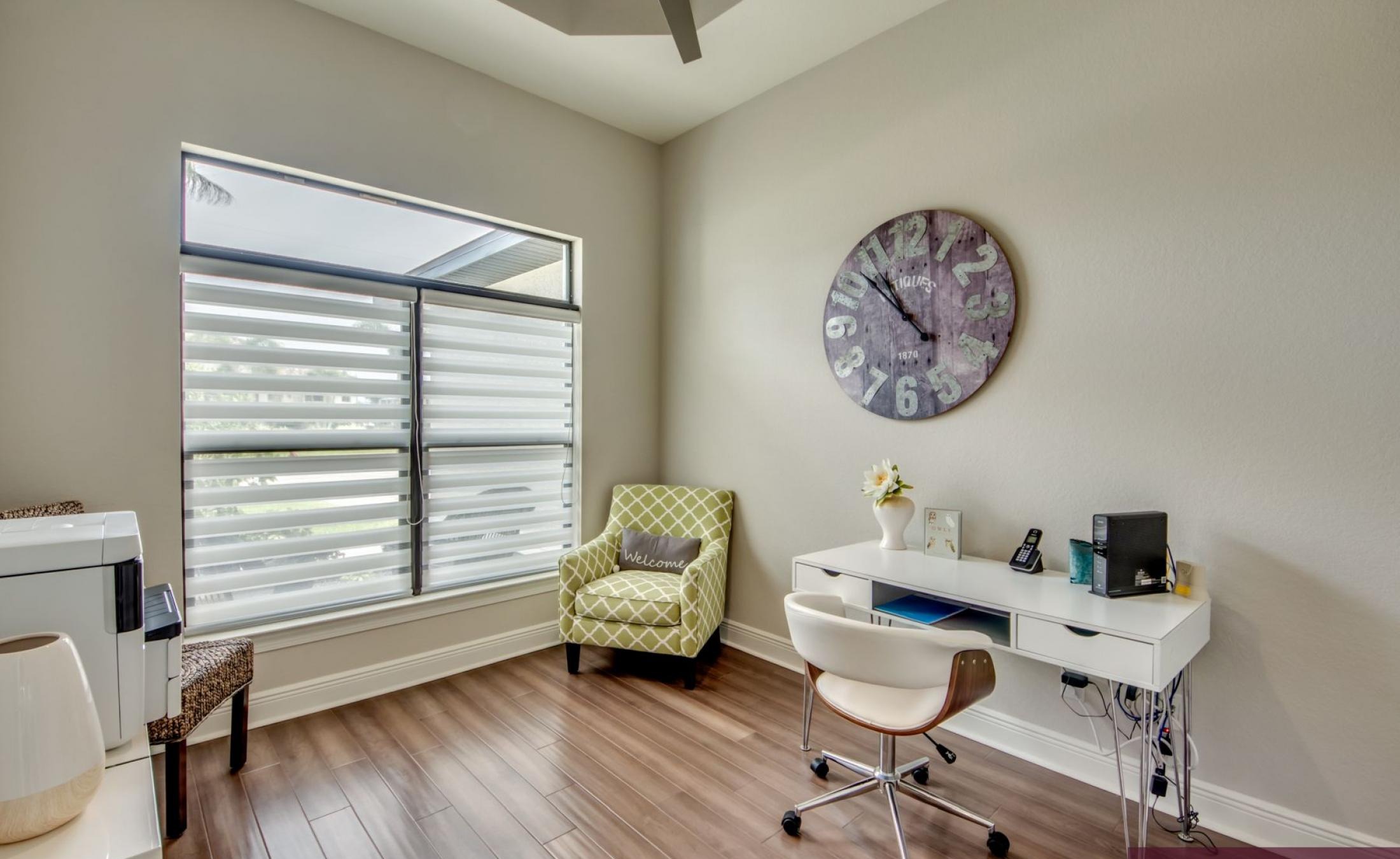 Südlich ausgerichteter, beheizter Pool mit Spa im Außenbereich.