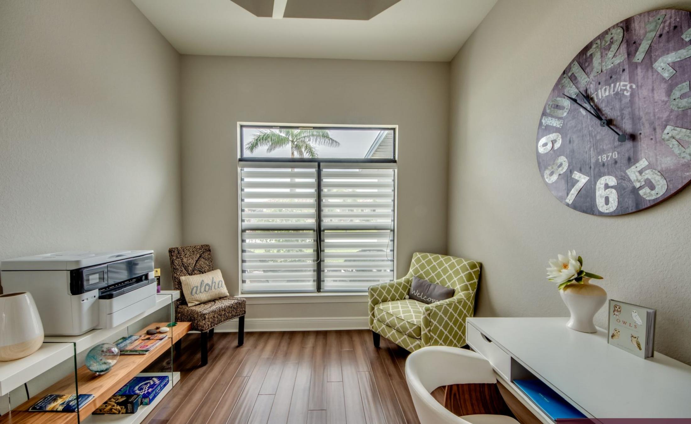 Südlich ausgerichteter Poolbereich mit beheiztem Pool und Spa.