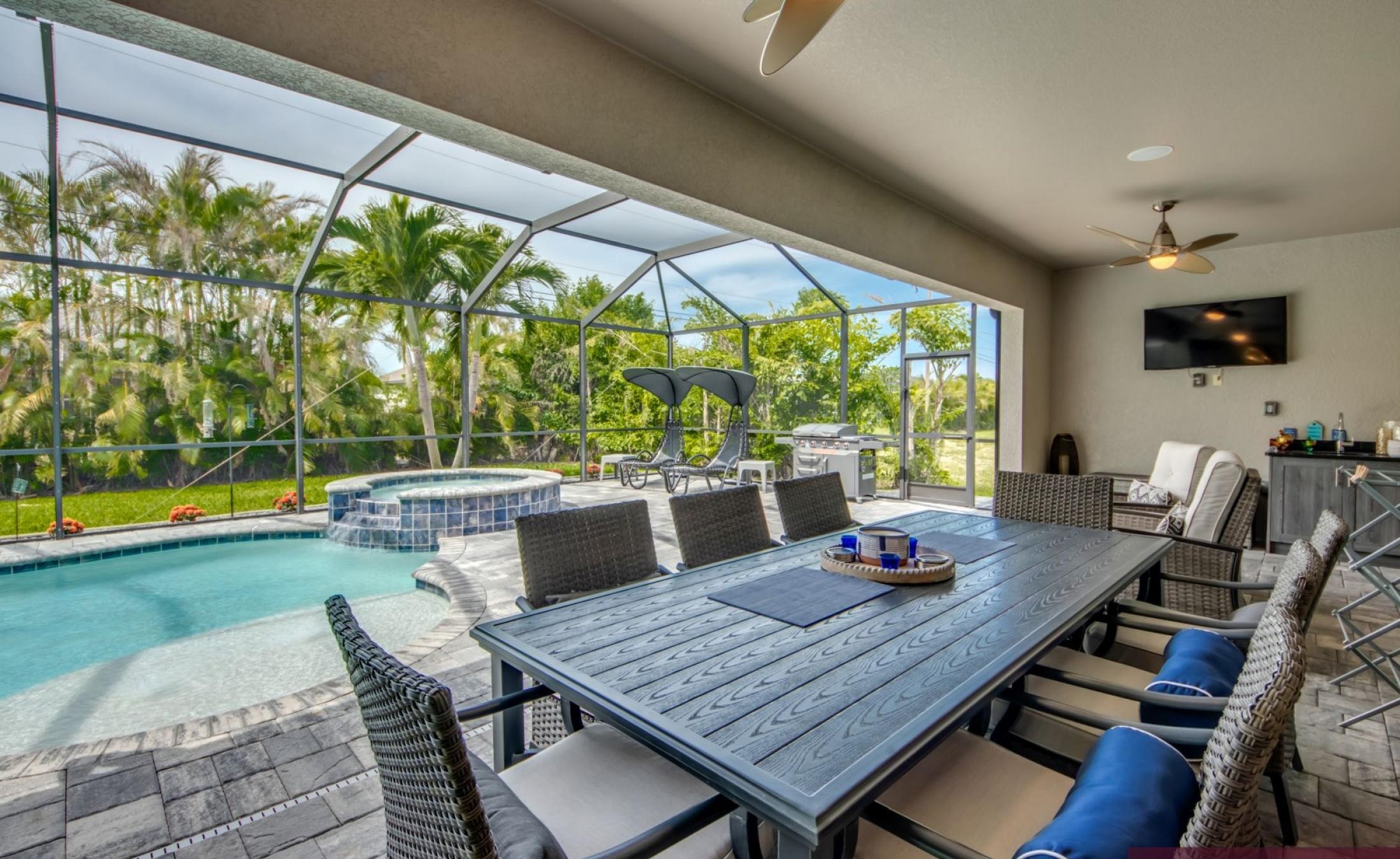 Moderne Villa in SW Cape Coral mit südlich ausgerichtetem, beheiztem Pool und Spa.