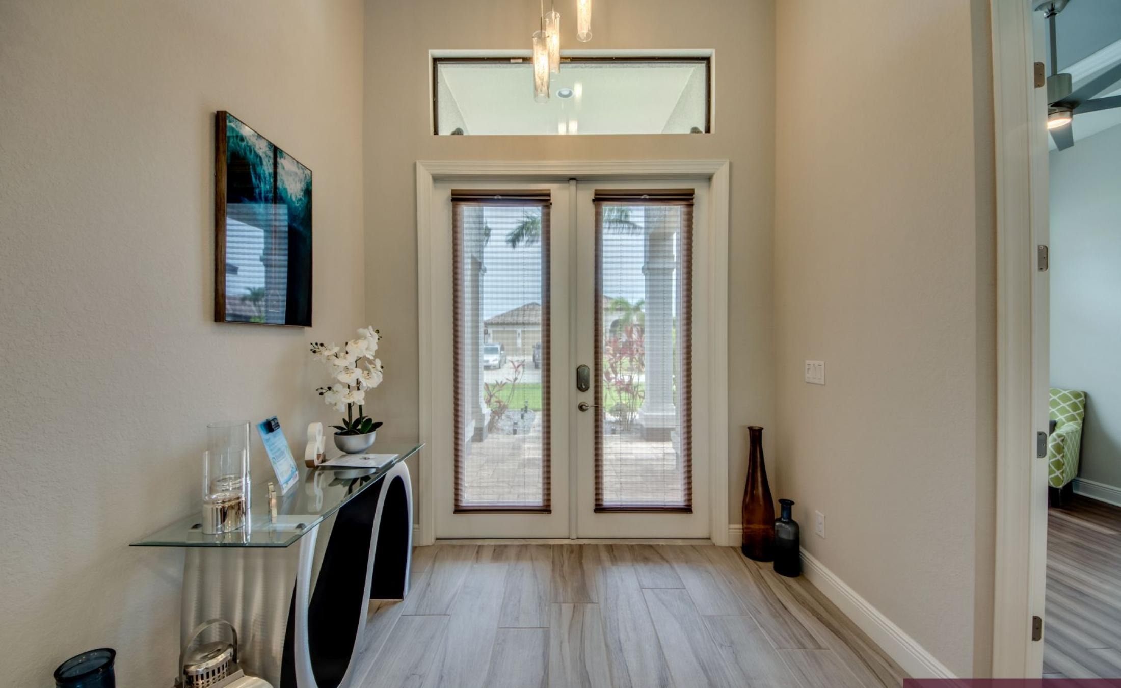 Elektrisch beheizter Pool mit Spa und sonniger Süd-Ausrichtung.