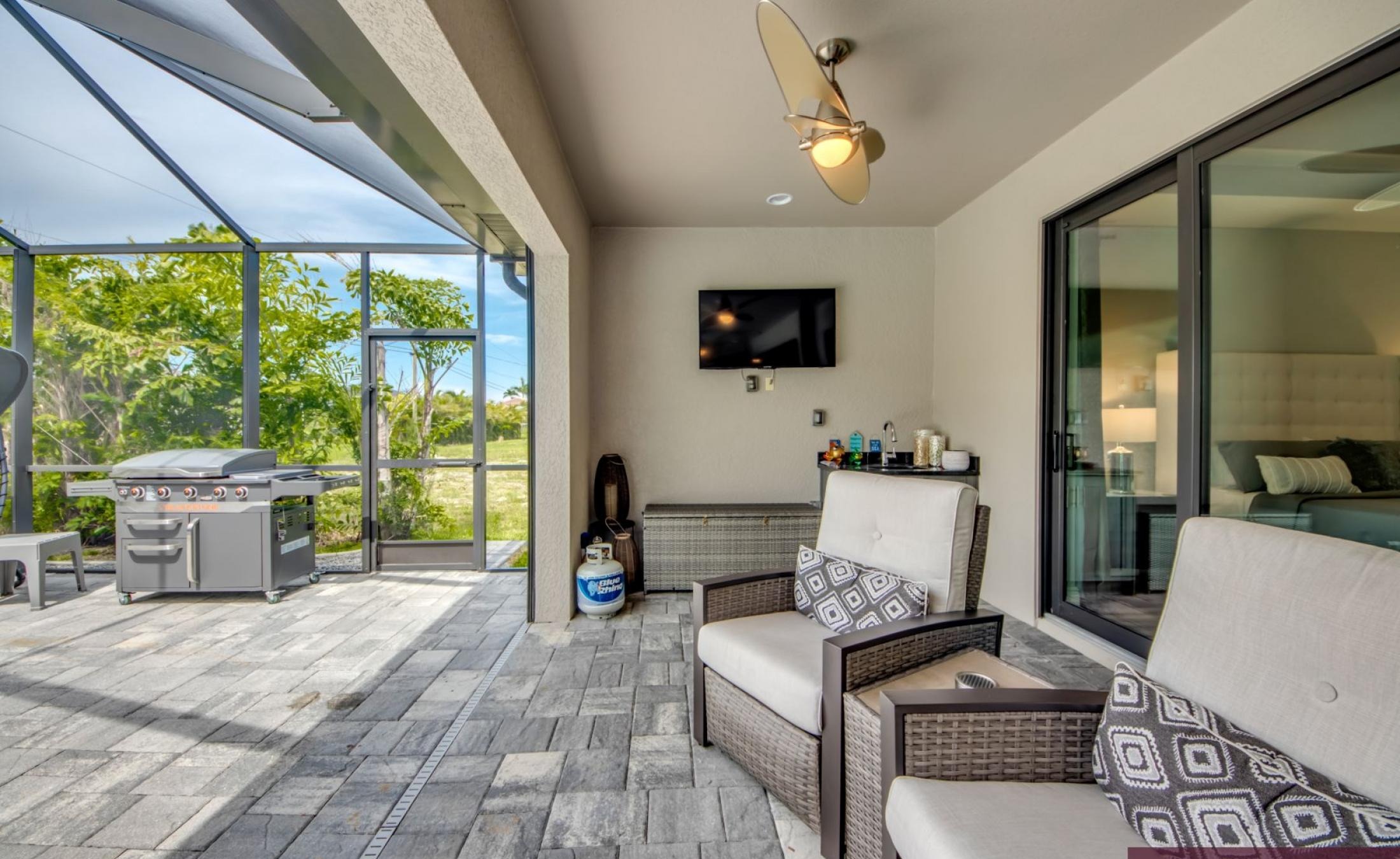 Südlich ausgerichteter Poolbereich mit beheiztem Pool und Spa.