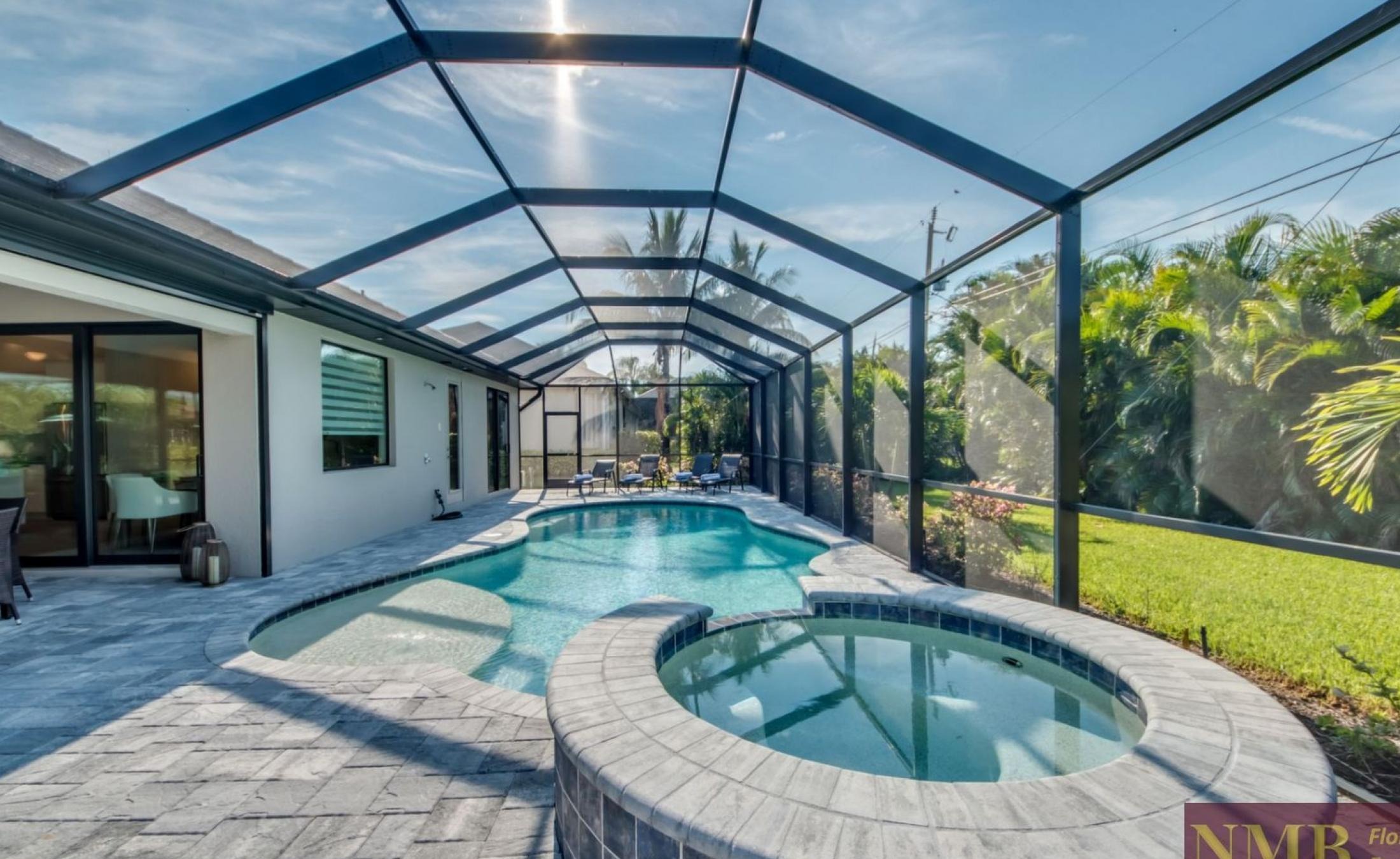 Moderne Villa in SW Cape Coral mit südlich ausgerichtetem, beheiztem Pool und Spa.