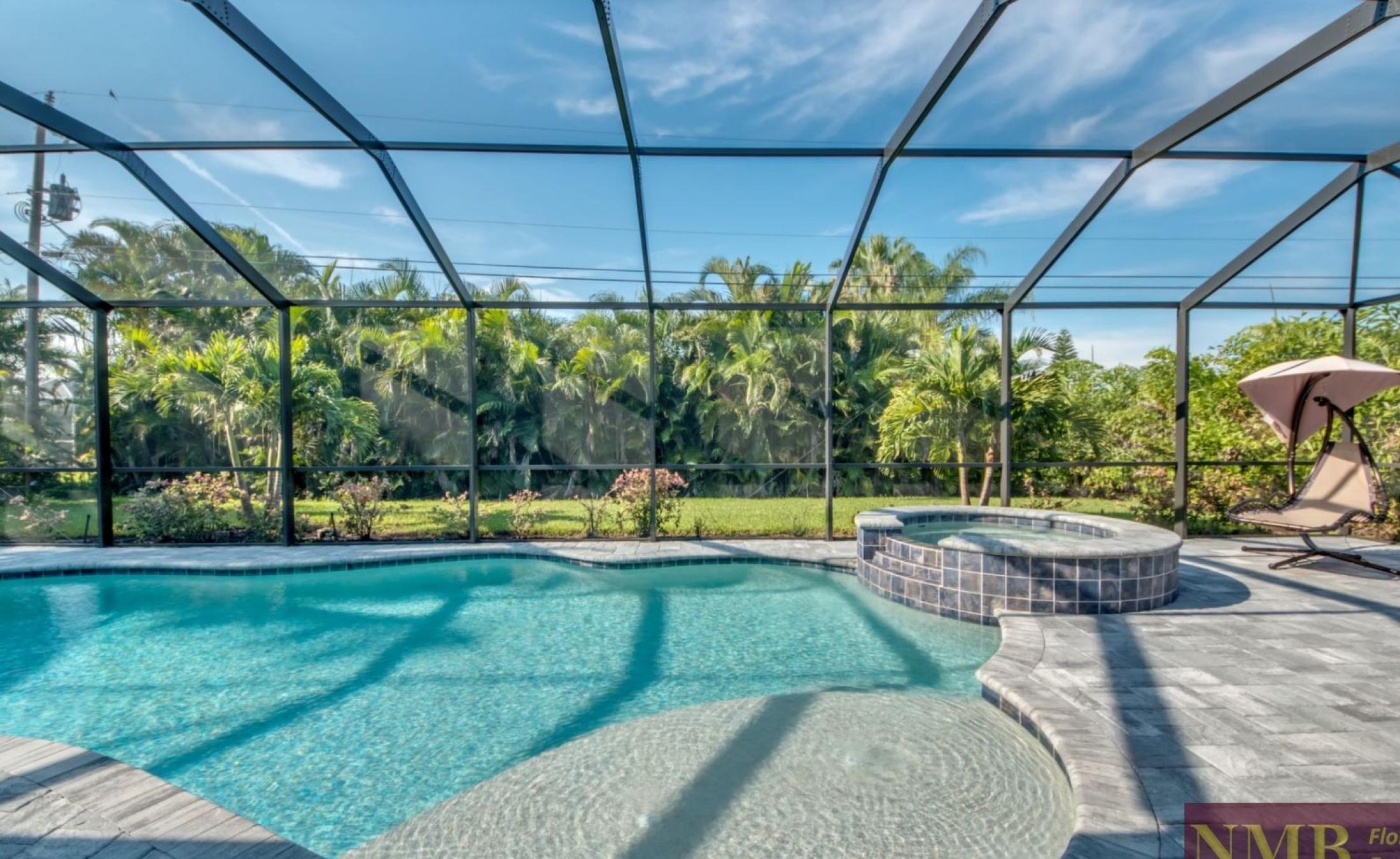 Südlich ausgerichteter, beheizter Pool mit Spa im Außenbereich.