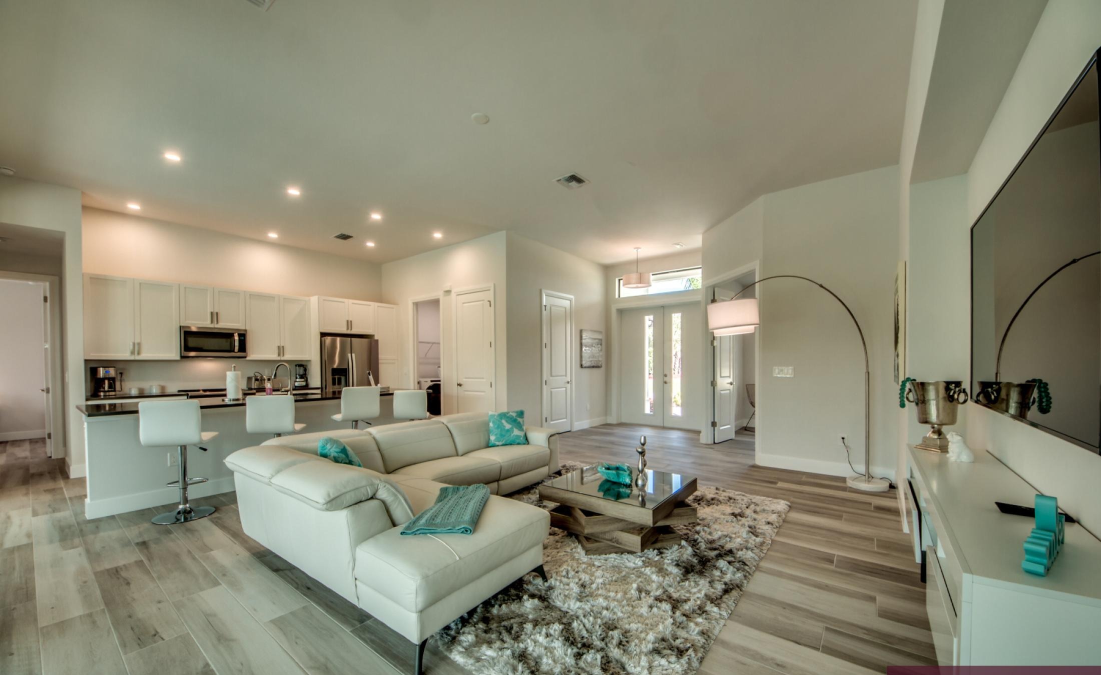 Modernes Wohnzimmer mit Sofa und TV