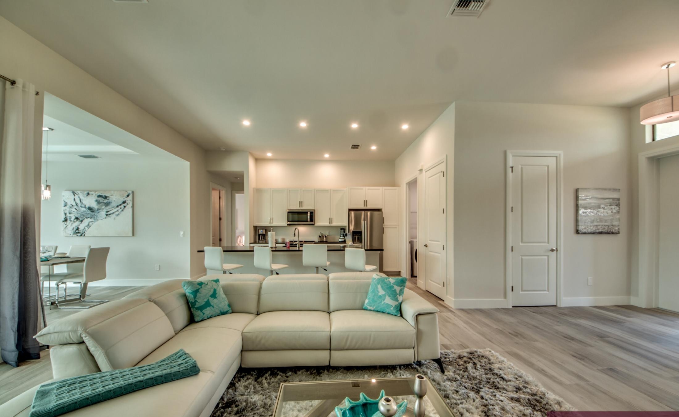 Modernes Wohnzimmer mit Sitzbereich und TV