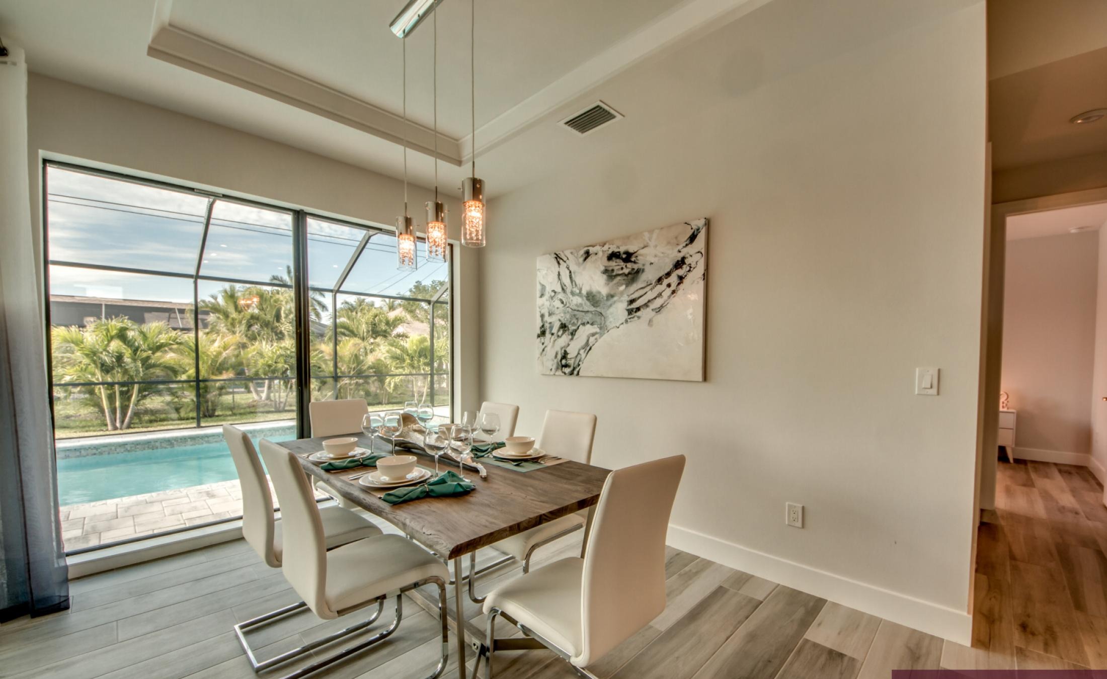 Modernes Wohnzimmer mit Sofa und TV-Entertainment-Setup