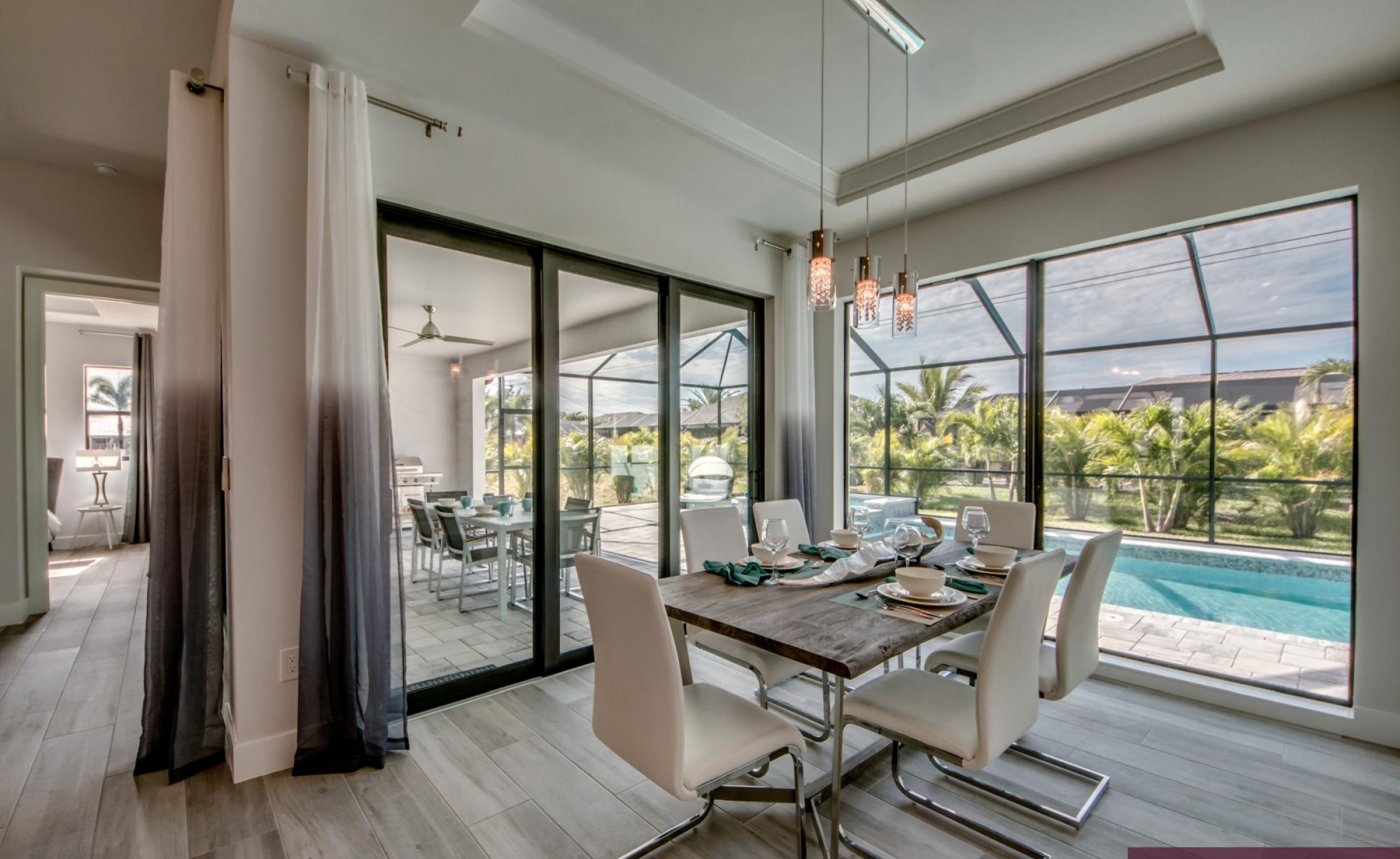 Modernes Wohnzimmer mit Sofa und TV-Bereich.